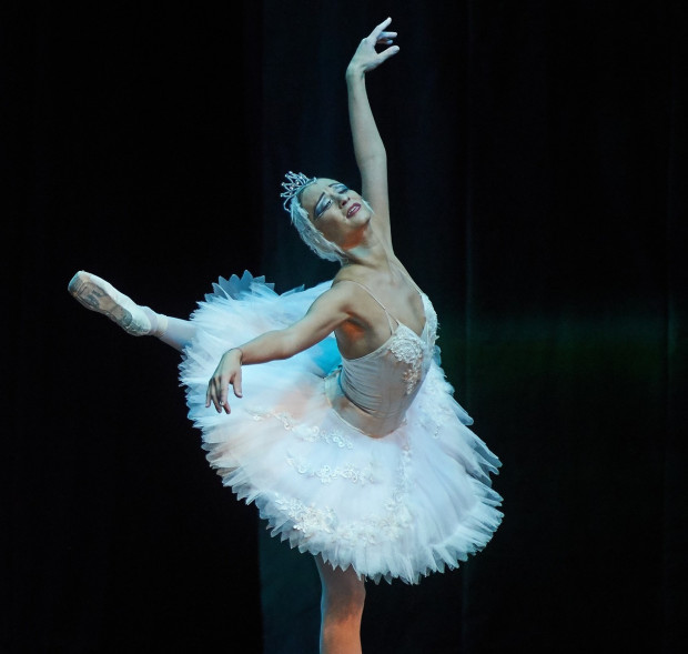 Снимка: Примабалерината на Русенската опера за великата роля Одета-Одилия в 