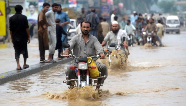 Проливни дъждове и мълнии отнеха живота на повече от 40 души в Пакистан