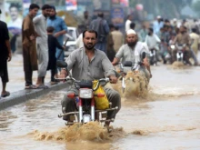 Проливни дъждове и мълнии отнеха живота на повече от 40 души в Пакистан