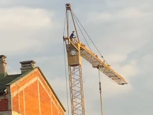 Деца висят от кран на изоставен строеж в Пловдив