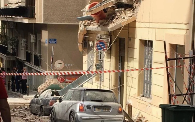 Един човек е загинал, а трима други са пострадали при срутване на сграда в Пирея