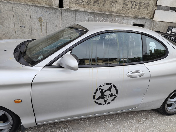 Снимка: Поредното наказание: Пловдивчанин завари автомобила си омазан с яйца