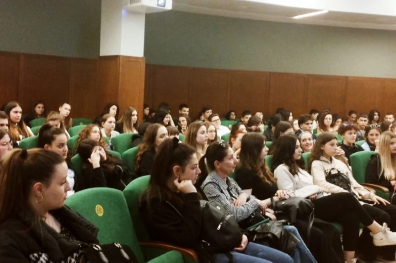По повод деня на Конституцията Софийска районна прокуратура и Софийски районен съд посрещнаха 180 ученици от 3 столични гимназии