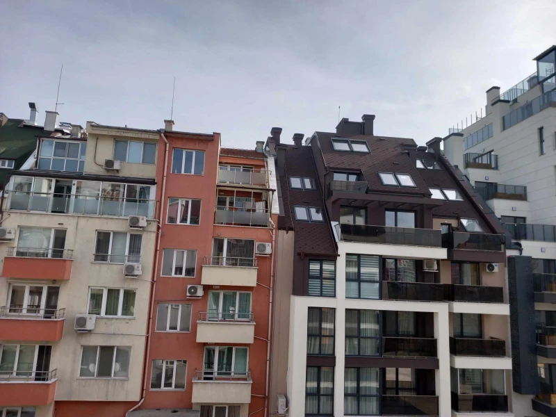 Наемът на тристаен апартамент в столицата варира от 1000 до 1300 евро на месец