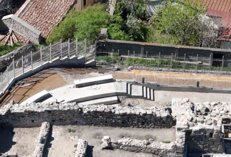 Поискаха незабавно премахване на оградата на археологическия комплекс в Пловдив Небет тепе