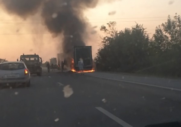 Товарен автомобил пламна в движение край Руен