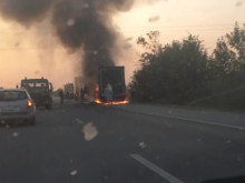 Товарен автомобил пламна в движение край Руен