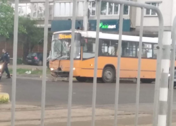 Автобус от градския транспорт и тежкотоварен автомобил се удариха в София