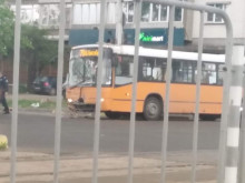 Автобус от градския транспорт и тежкотоварен автомобил се удариха в София