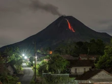 Изригване на вулкан наложи евакуация на стотици в Индонезия