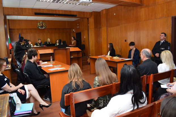 В симулиран съдебен процес във Варна: Ученици наложиха 10 г. присъда на водач, причинил смърт