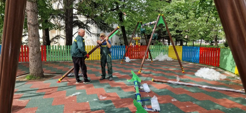 Общинско предприятие обновява детски площадки в Търговище