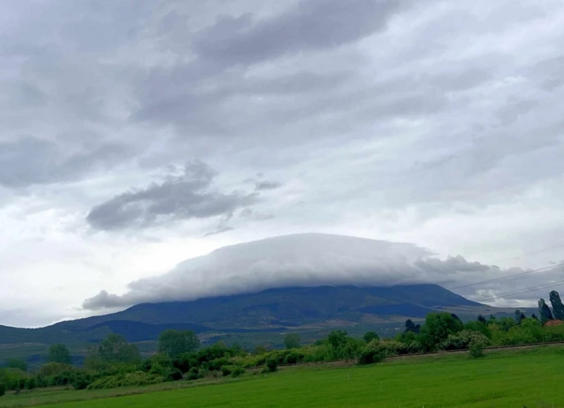 Интересен облак покри планина край Кюстендил