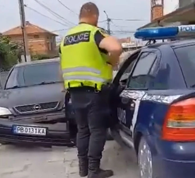 Жена крещи на полицай след ПТП: Искам да ме арестуваш, виж какво направи!