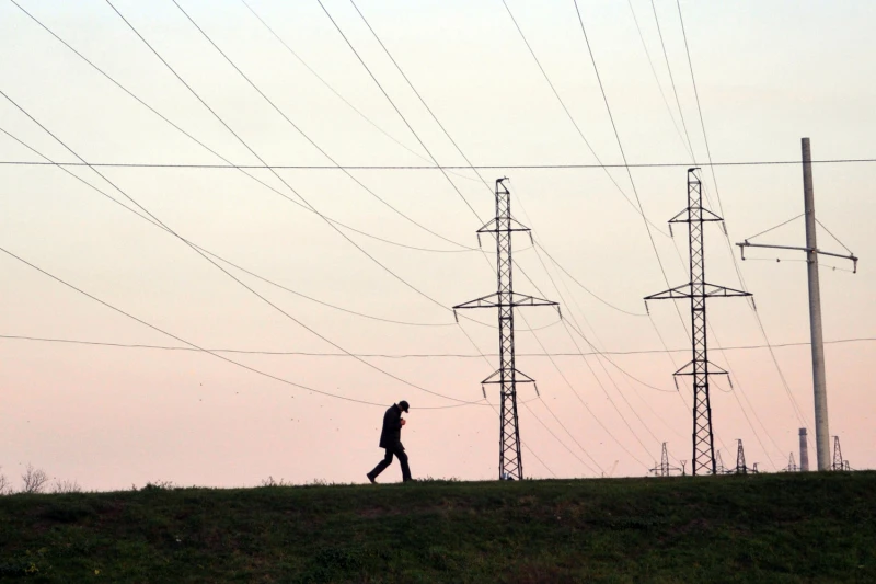 Украинската енергийна система е на ръба на колапса: Спират тока на всички предприятия заради дефицит в мощността