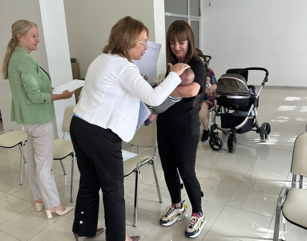 За поредна година Община Казанлък подпомага младите семейства с еднократна финансова помощ за новородено