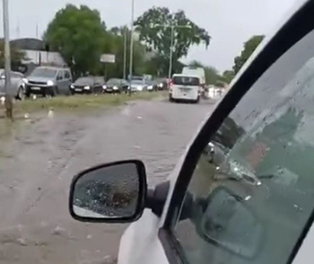Наводнени улици след силният дъжд във Варна Това стана ясно
