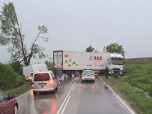 Турски тир препречи пътя Варна - Стожер, движението е спряно