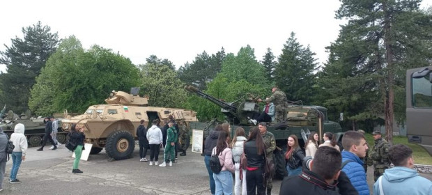 Снимка: Военните в Благоевград показват въоръжение и бойна техника