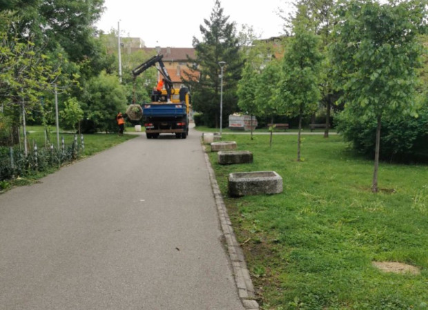 В софийския "Илинден": Кашпи по алеите в парк "Света Троица" ще възпират влизането на коли