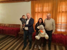 По традиция, кметовете на Широка лъка и Смолян дариха подаръци на бебе в селото