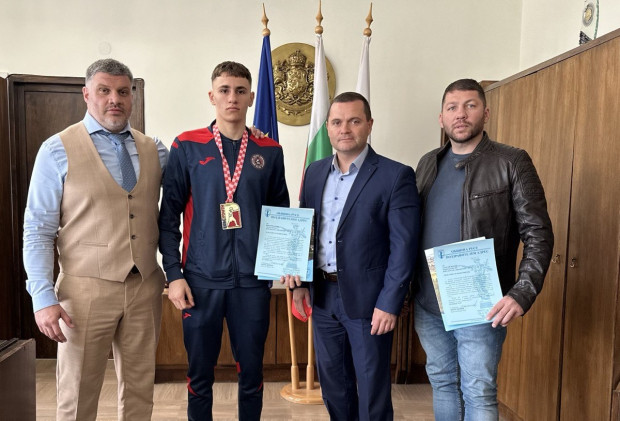 Снимка: Кметът Пенчо Милков награди европейския шампион по бокс Викторио Илиев