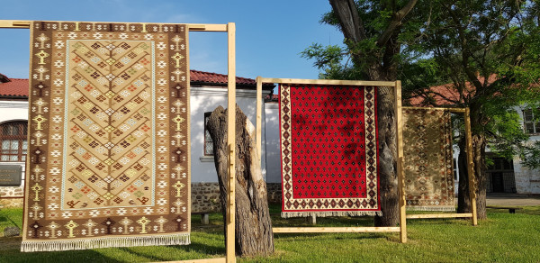 Холандец от Велико Търново показва български килими в Париж