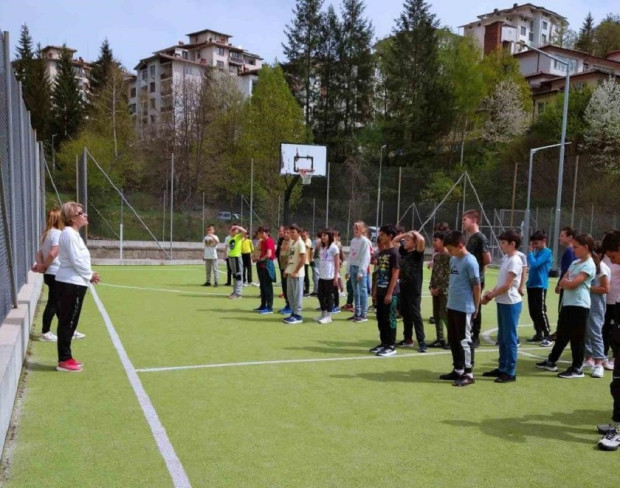 Ученици от Смолян отбелязаха с щафетни игри Световния ден на физическата активност