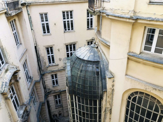 Сградата на Ректората на Софийския университет плаче за ремонт. Най-критично