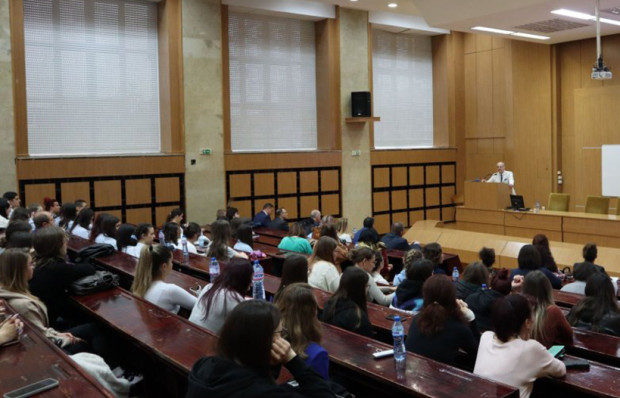 Член на Конституционния съд изнесе публична лекция в ИУ-Варна