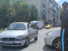 "Опел" се размина с материални щети при катастрофа в "Смирненски"