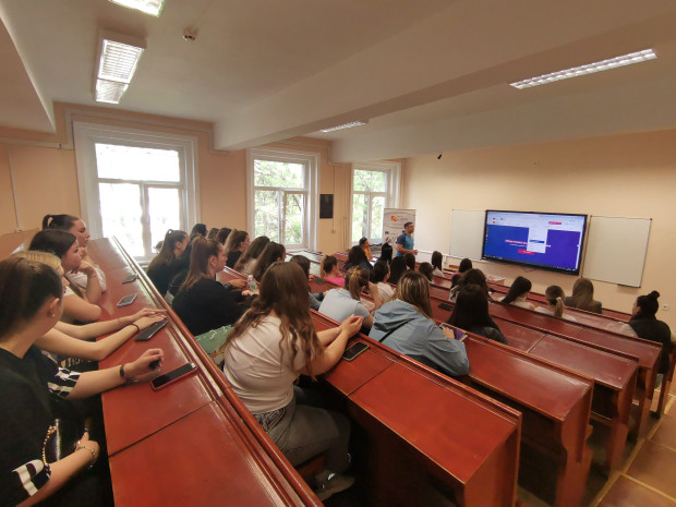 Снимка: Представители на центъра за развитие на човешките ресурси запознаха студенти от Русенския университет с дейностите по програма Еразъм+