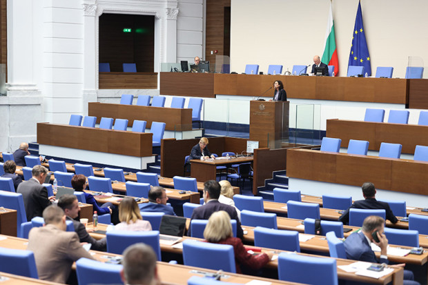 Извънредното заседание на парламента започна 15 минути след края на