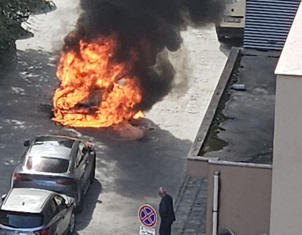 Снимка: Кола изгоря зад 