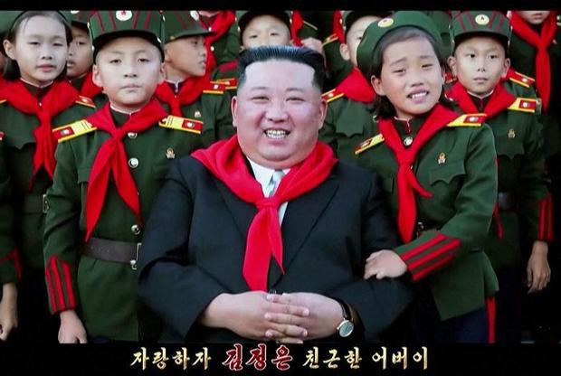 В Северна Корея КНДР излизането на новия двоен албум на