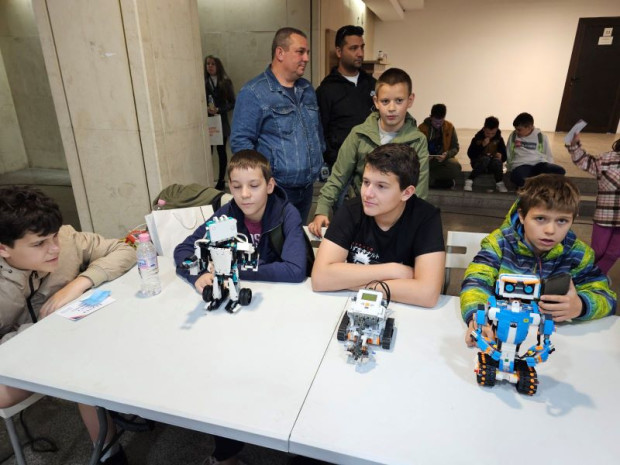 Снимка: Децата на Благоевград показаха как виждат бъдещето чрез технологиите