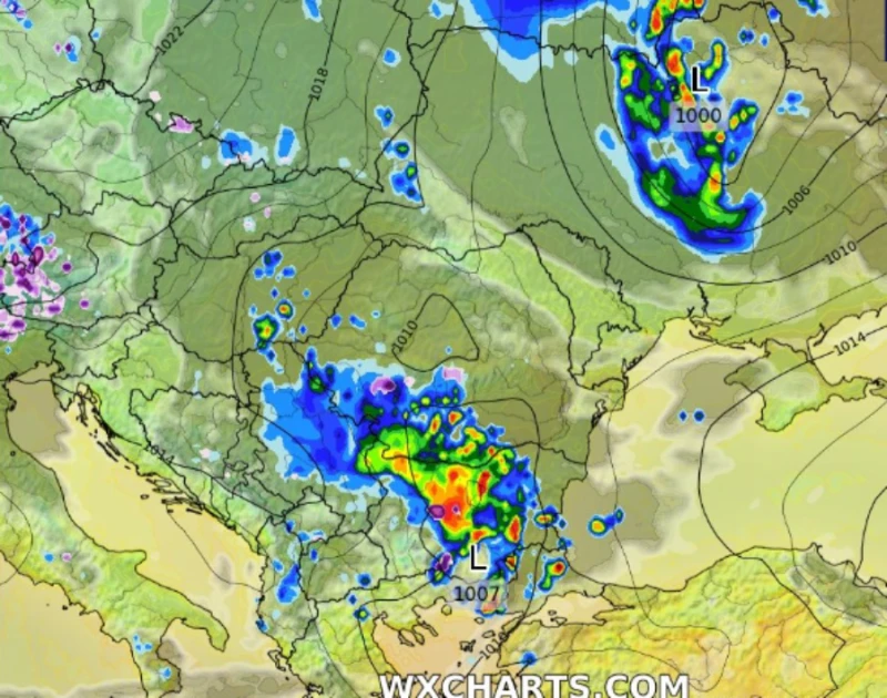 Проливни дъждове с гръмотевици ще ни провалят почивния ден