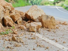 Движението по пътя Белово–Юндола е ограничено заради паднала скална маса