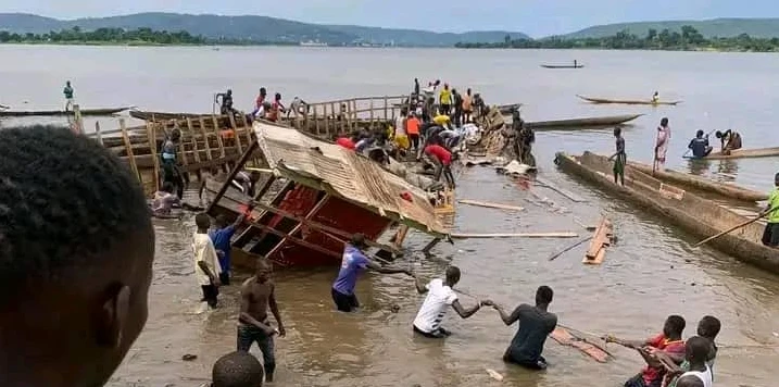 58 души загинаха, след като ферибот, превозващ над 300 души, се преобърна в Централна Африка