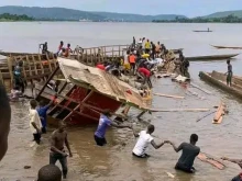 58 души загинаха, след като ферибот, превозващ над 300 души, се преобърна в Централна Африка
