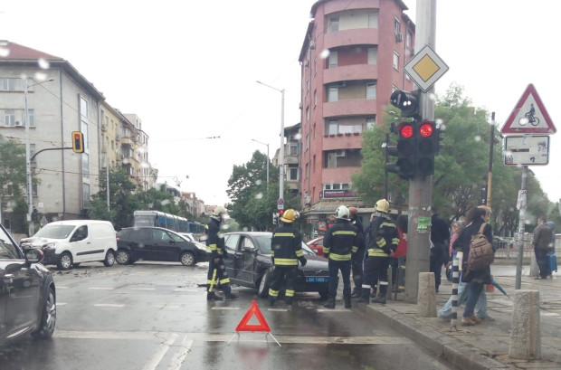 Катастрофа в центъра на София спря трамваите