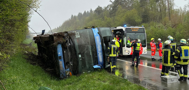 Автобус се преобърна близо до град Олпе в западна Германия