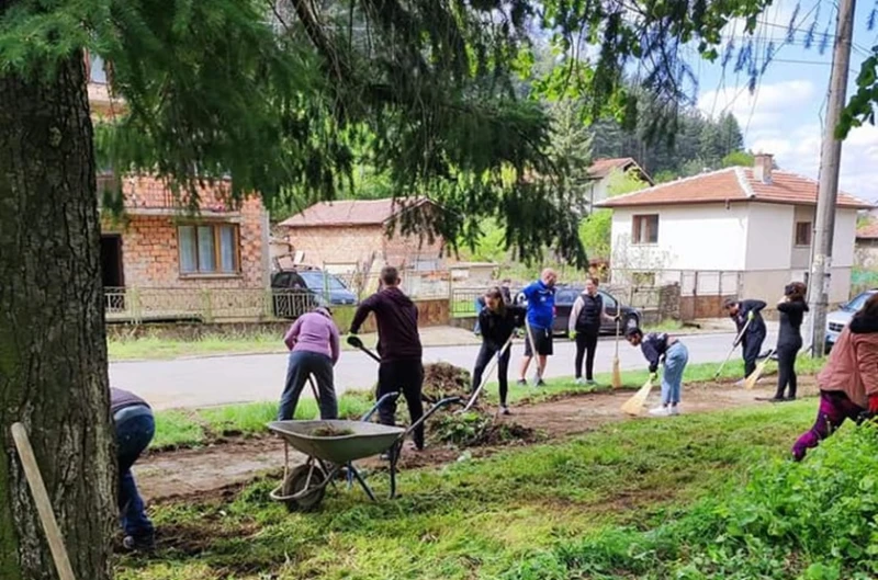 Доброволци и кметове обединиха усилия, за да направят община Радомир по-чиста