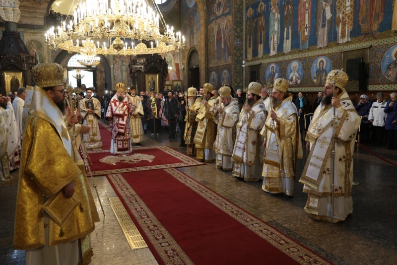Митрополити, църковни служители, миряни и политици се преклониха пред патриарх Неофит 40 дни след смъртта му