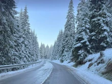 До 3-4 см е снежната покривка по проходите в Смолянско, пътищата са почистени и опесъчени