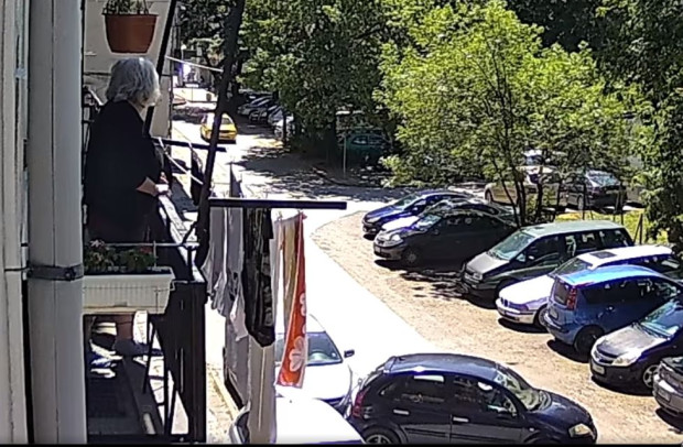 TD Камера поставена на жилищен блок улови лошите маневри на шофьор