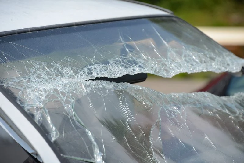 Три автомобила са осъмнали със счупени стъкла в Благоевград