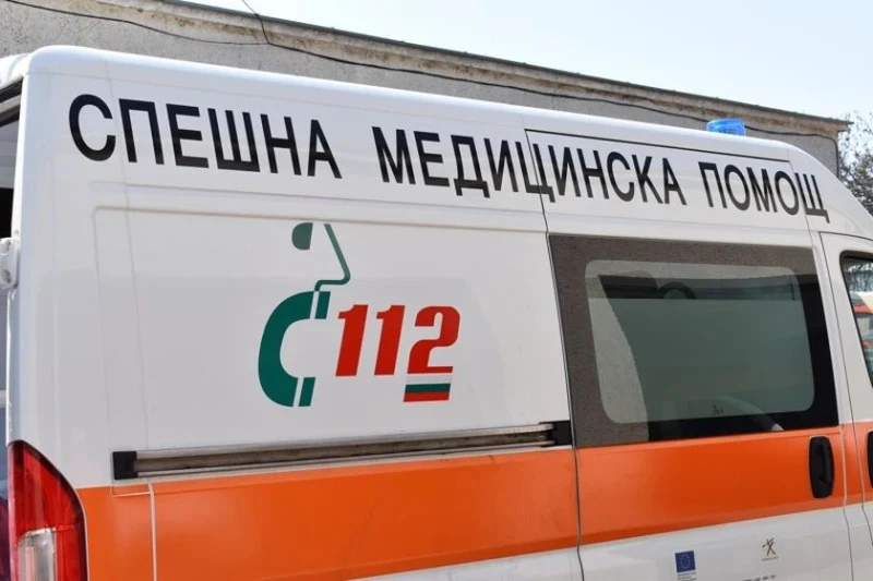 Челен сблъсък между автомобил и автобус на пътя между село Черниче и град Симитли прати двама младежи в болница
