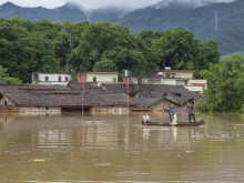 Проливни дъждове наложиха евакуация на 54 000 души в Южен Китай, 11 души са в неизвестност