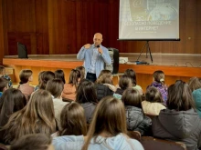 Проф. Илин Савов обучава учители и деца на безопасно поведение в интернет